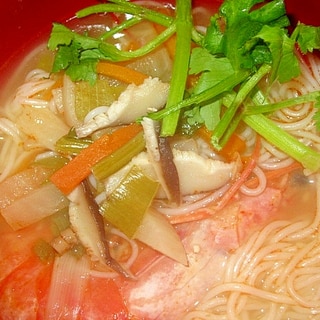 大根と人参と有頭海老NAMVANG麺スープ
